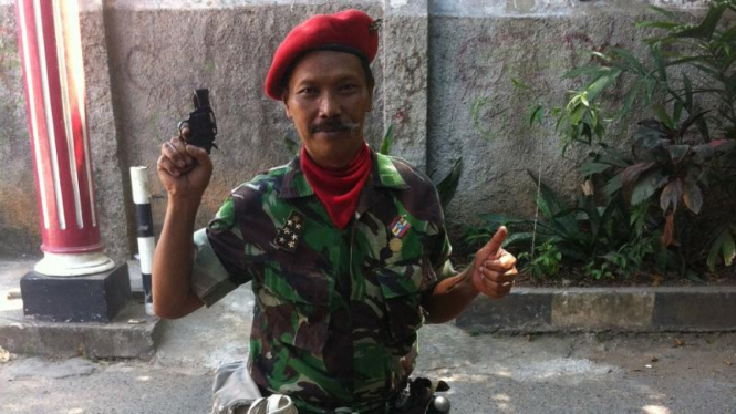 Salam, penjual kembang tahu berseragam tentara.