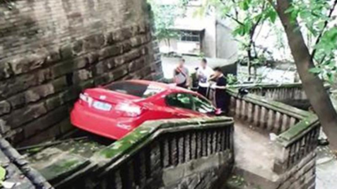 mobil pengedar narkoba terjebak di sebuah tangga