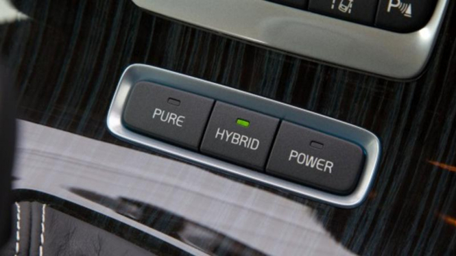 Ilustrasi tombol aktivasi mode hibrida pada mobil.