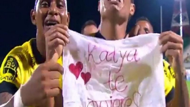Pemain Kolombia melamar kekasih usai mencetak gol.