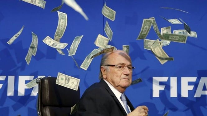 Presiden FIFA, Sepp Blatter, saat dilempar segepok uang