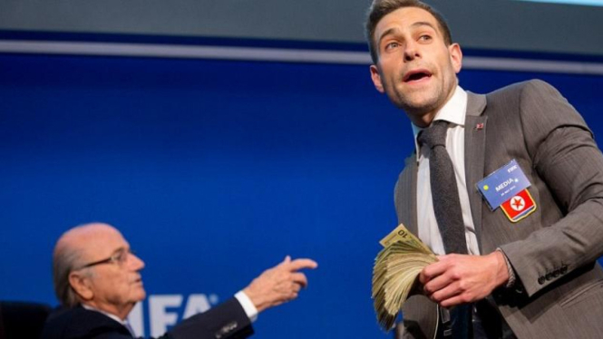 Komedian Inggris Simon Brodkin atau Lee Nelson di markas FIFA