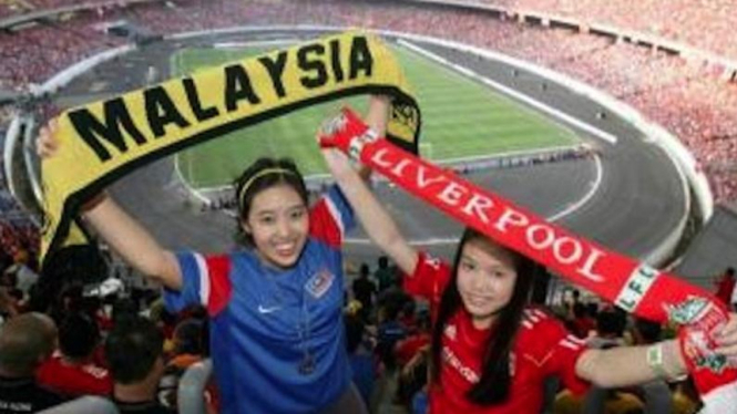 Suporter Malaysia dan Liverpool di Stadion Bukit Jalil