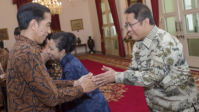 Presiden Joko Widodo (kiri) berjabat tangan dan saling memaafkan dengan Menkominfo Rudiantara (kanan) pada silahturahmi Idul Fitri 1436 H di Istana Negara, Jakarta, Rabu (22/7/2015).