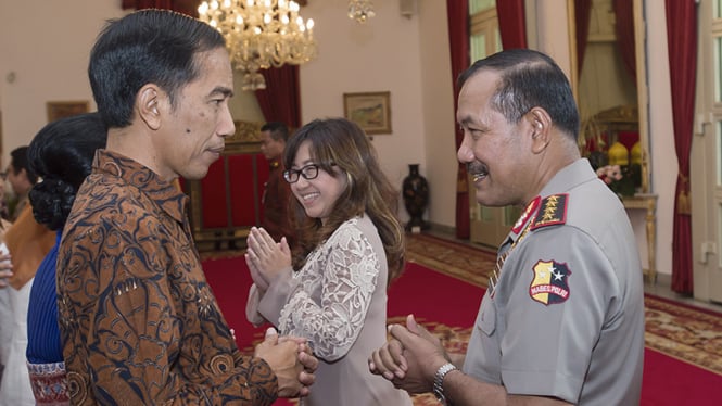 Presiden Jokowi saat berbincang dengan Kapolri Jenderal Badrodin Haiti