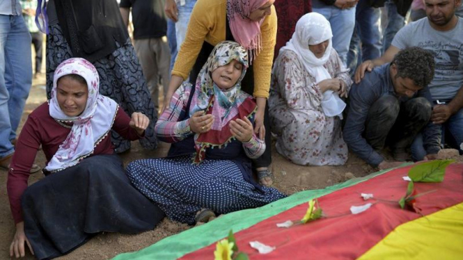 Keluarga para korban tewas akibat serangan bom di Turki saat pemakaman.