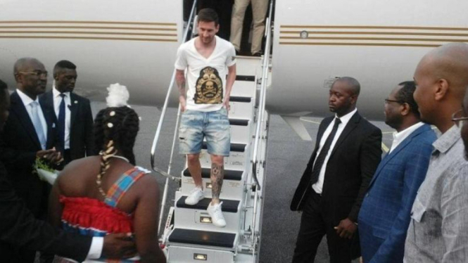 Lionel Messi ketika mendarat di Gabon