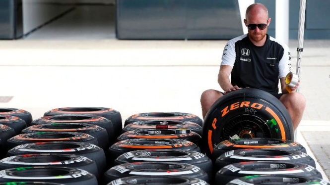 Teknisi F1 sedang memeriksa ban jelang balapan