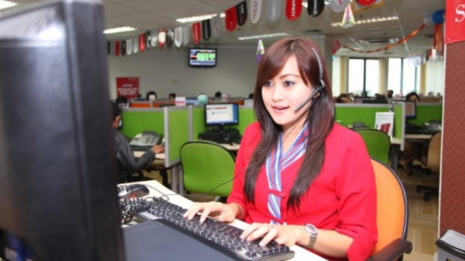Karyawan call center Telkomsel Caroline.
