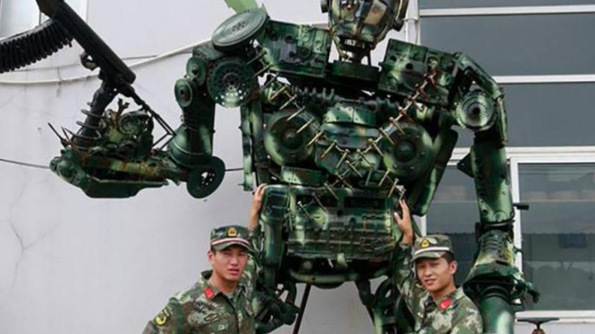 Dua tentara di Tiongkok berpose bersama robot ciptaannya