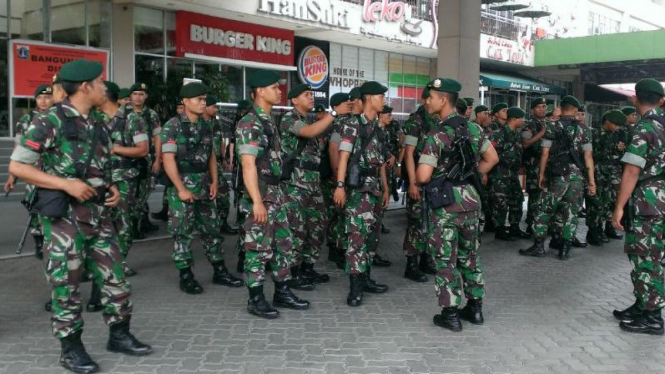 TNI kawal pengosongan mal Tebet Green Jakarta.