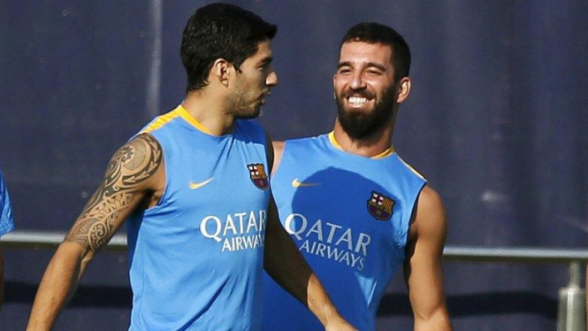 Pemain Barcelona, Luis Suarez (kiri) dan Arda Turan (kanan)