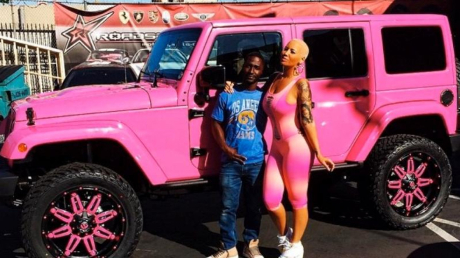 Jeep Wranger Rubicon milik model cantik Amber Rose