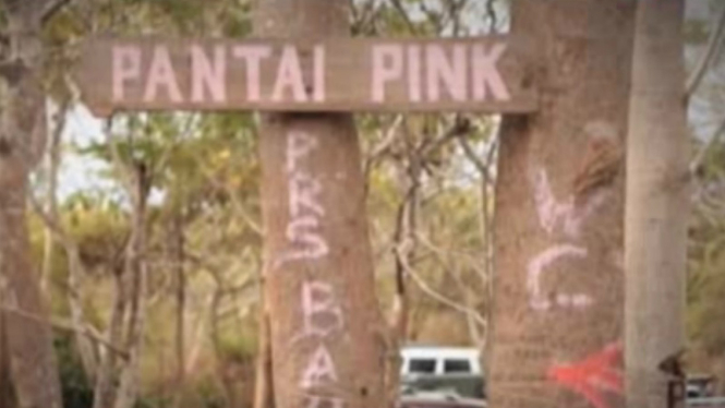 Pantai Pink, Lombok Timur, Nusa Tenggara Barat.