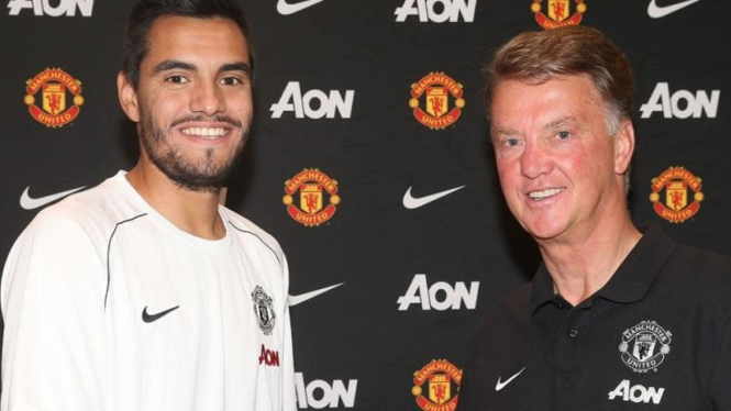 Kiper anyar MU, Sergio Romero (kanan)