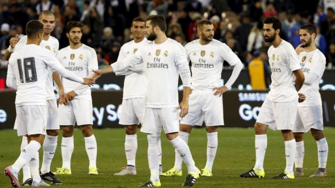 Para pemain Real Madrid merayakan gol