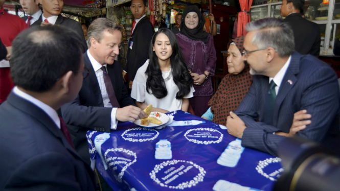 PM Inggris David Cameron dan Maudy Ayunda