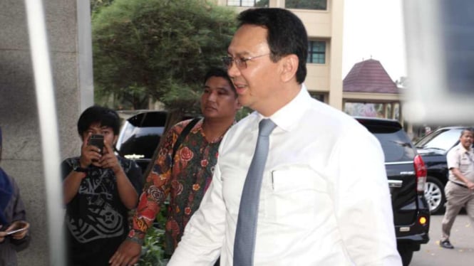 Gubernur DKI Jakarta, Basuki Tjahaja Purnama alias Ahok saat tiba di bareskrim Mabes Polri.