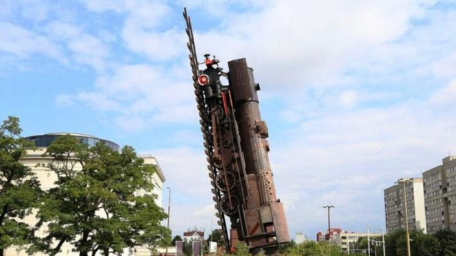 Kereta ke Surga, monumen unik di Polandia