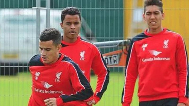 Pemain muda Brasil, Allan (tengah), latihan dengan Liverpool