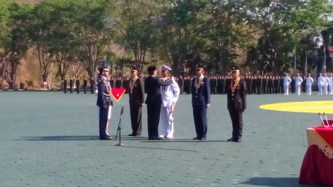 Presiden Jokowi memberi penghargaan pada perwira muda TNI-Polri.