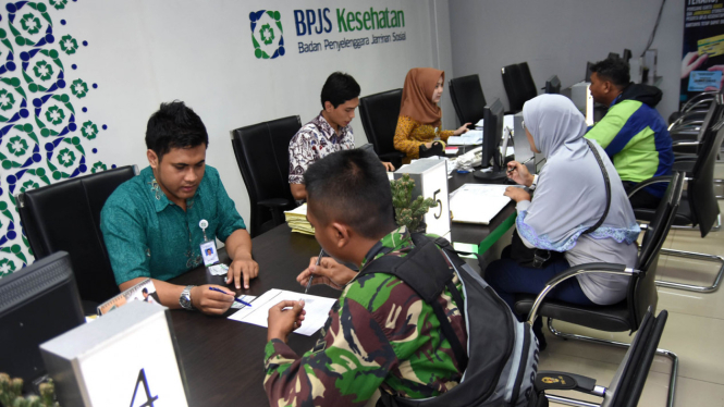 ejumlah peserta antre untuk melakukan pendaftaran dan pembaruan data di Badan Penyelenggara Jaminan Sosial (BPJS) Kesehatan KCU Surabaya, Jawa Timur, Rabu (29/07/2015).