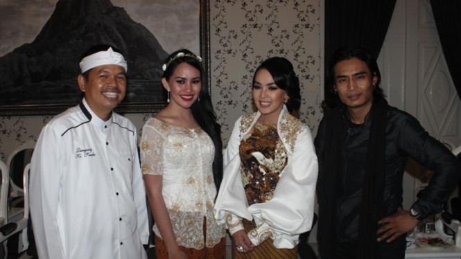Dewi Gita, Charly dan Kartika Putri bersama Dedi Mulyadi (bupati Purwakarta)
