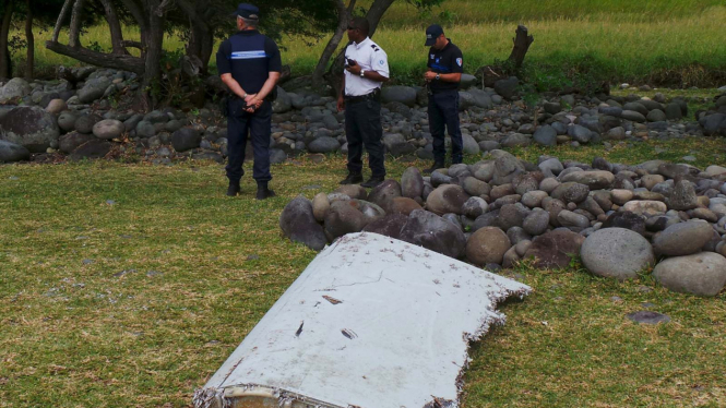Penemuan puing Pesawat Boeing 777 yang Diduga Milik MH370