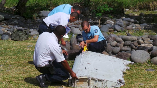 Puing Pesawat Boeing 777 yang Diduga Milik MH370