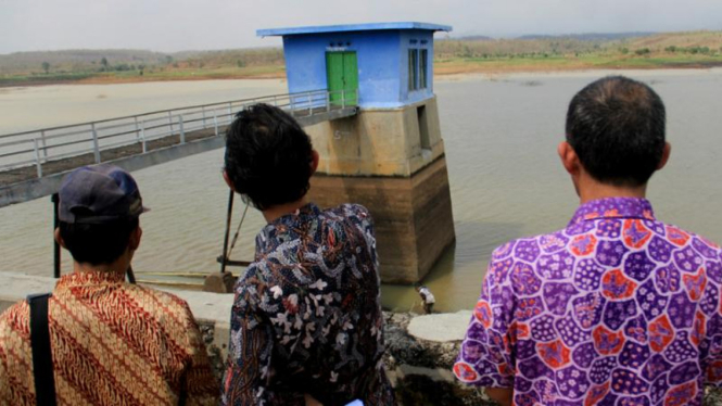 Waduk mengering akibat kemarau panjang