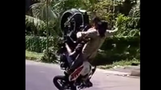 Dua pemuda terjungkal saat beraksi di atas motor