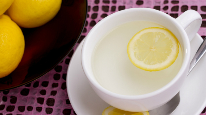 Air hangat dengan irisan lemon
