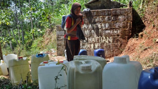 Krisis air bersih akibat kemarau berkepanjangan.