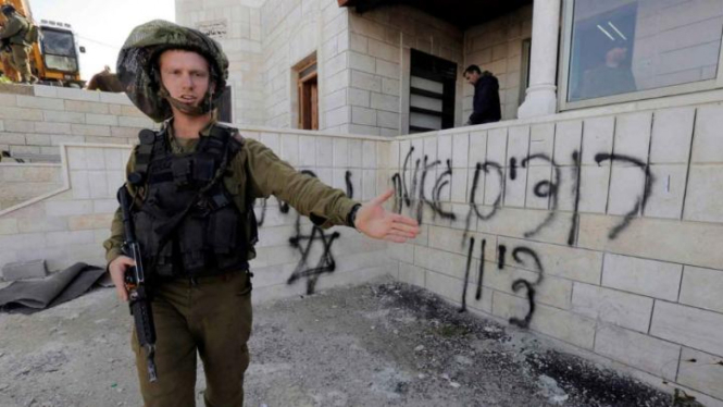 Coretan di dinding bertuliskan nama kelompok ekstrimis Yahudi.