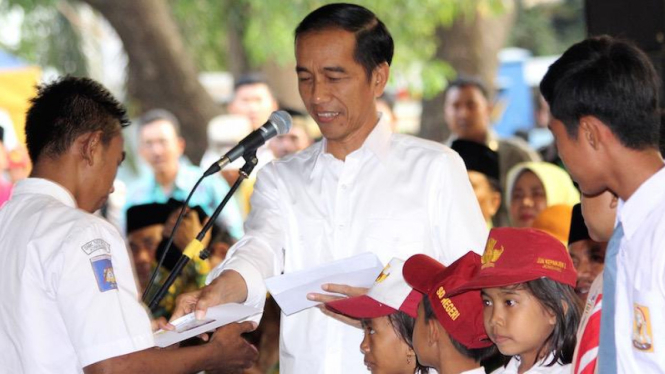 Presiden Joko Widodo bagikan Kartu Indonesia Pintar di Jombang