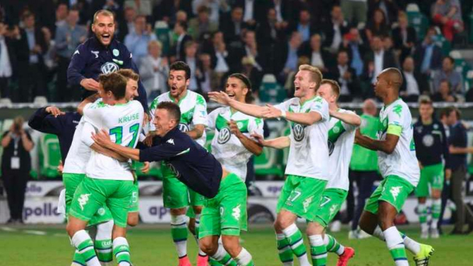 Para pemain Wolfsburg rayakan kemenangan