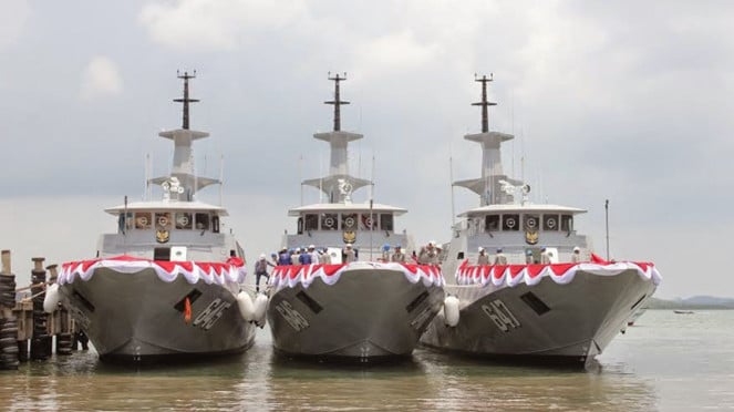 Los tres barcos de misiles rápidos para niños de la nación (KCR -40)