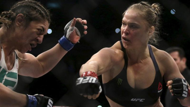 Petarung UFC Wanita, Ronda Rousey (kanan).