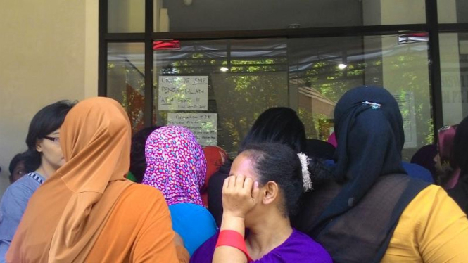 Orangtua murid antre mengambil Kartu Jakarta Pintas (KJP)
