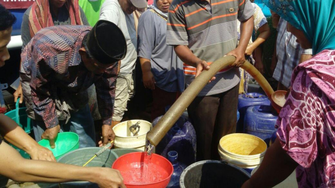 Sumbangan air bersih untuk warga Cibarusah.