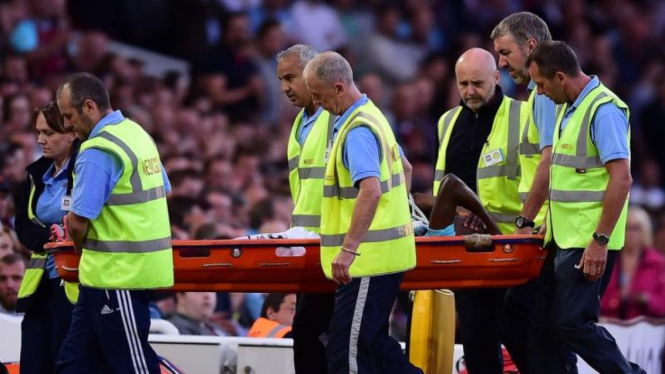 Pemain West Ham, Enner Valencia, ditandu akibat cedera