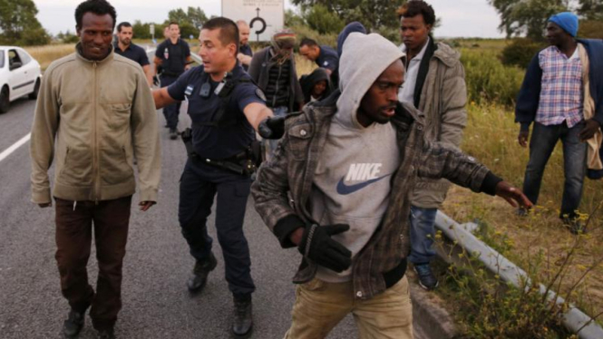 Polisi Prancis membubarkan migran yang berkumpul dekat terowongan Channel.