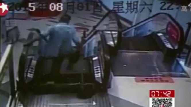 Seorang petugas kebersihan terjepit eskalator