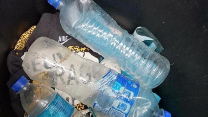 Botol air kemasan yang ditemukan di Reunion.