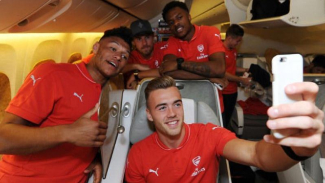 Para pemain Arsenal berselfie di pesawat