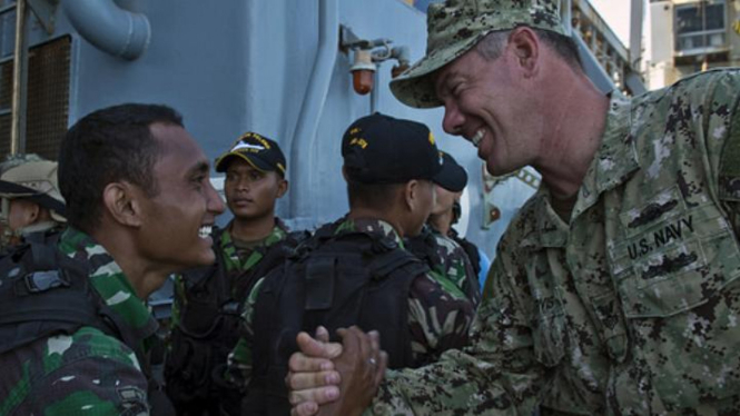 Anggota militer AS berjabat tangan dengan anggota TNI AL dalam Latihan Bersama bernama CARAT.