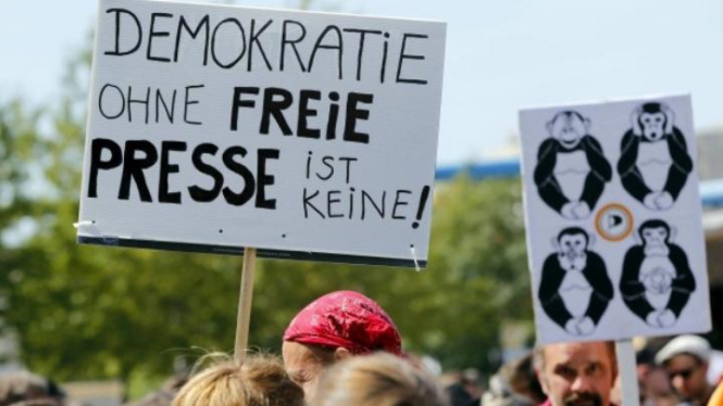 Aksi protes di Jerman menentang penyelidikan terhadap media.