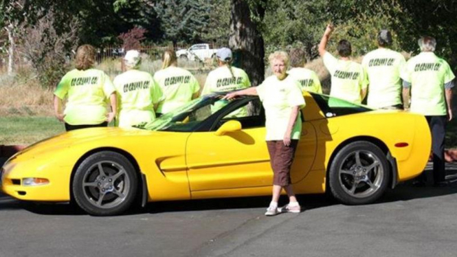 Shirley Veine, 82 tahun, ngebut dengan mobil sport