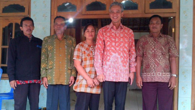 Gubernur Jawa Tengah Ganjar Pranowo bersama warga Dusun Suruhan, Wonogiri.