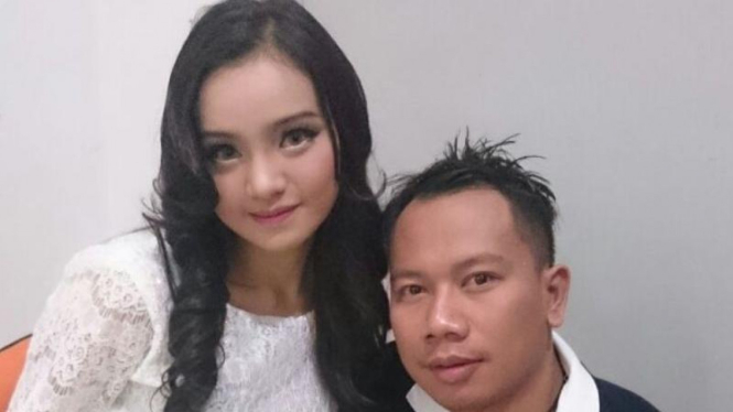 Vicky Prasetyo dan Dewi Mambo